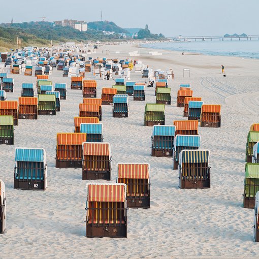 Ahlbeck colorful beach chairs | © Konrad Langer