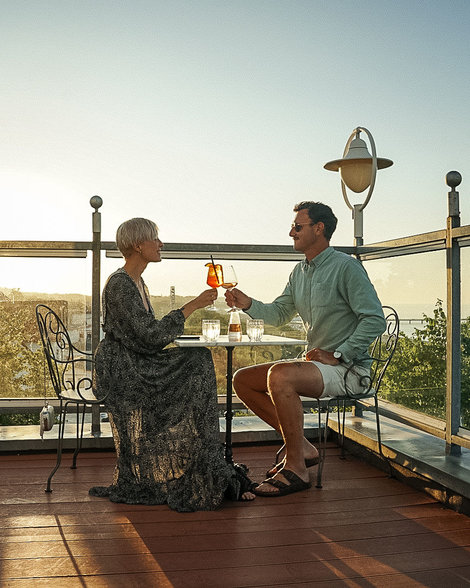 Prime Restaurant Ahlbeck couple with drinks at rooftop terrace